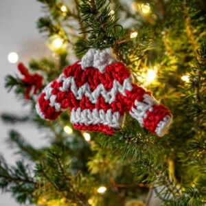 Mini-Häkelpulli „Weihnachtszauber“ – Baumschmuck