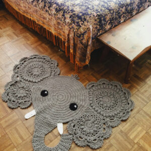 Gehäkelter Bettvorleger „Dumbo“ – weiche Handarbeit
